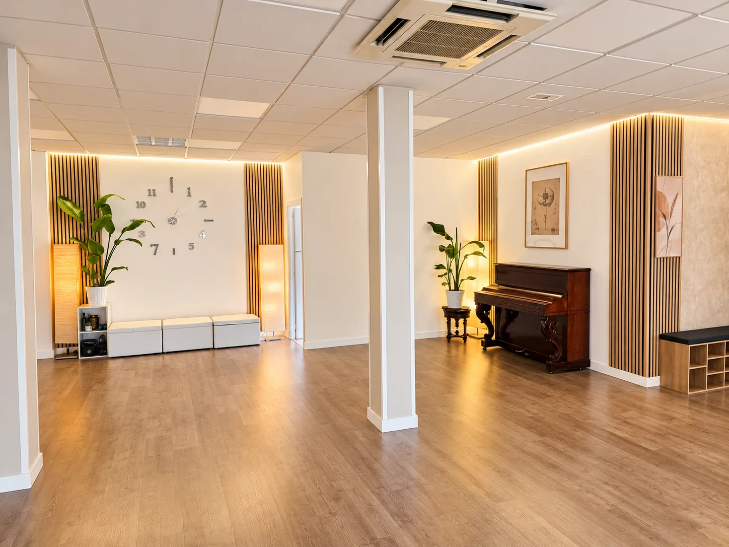 Sala principal de Estudios Core con el piano y luz cálida