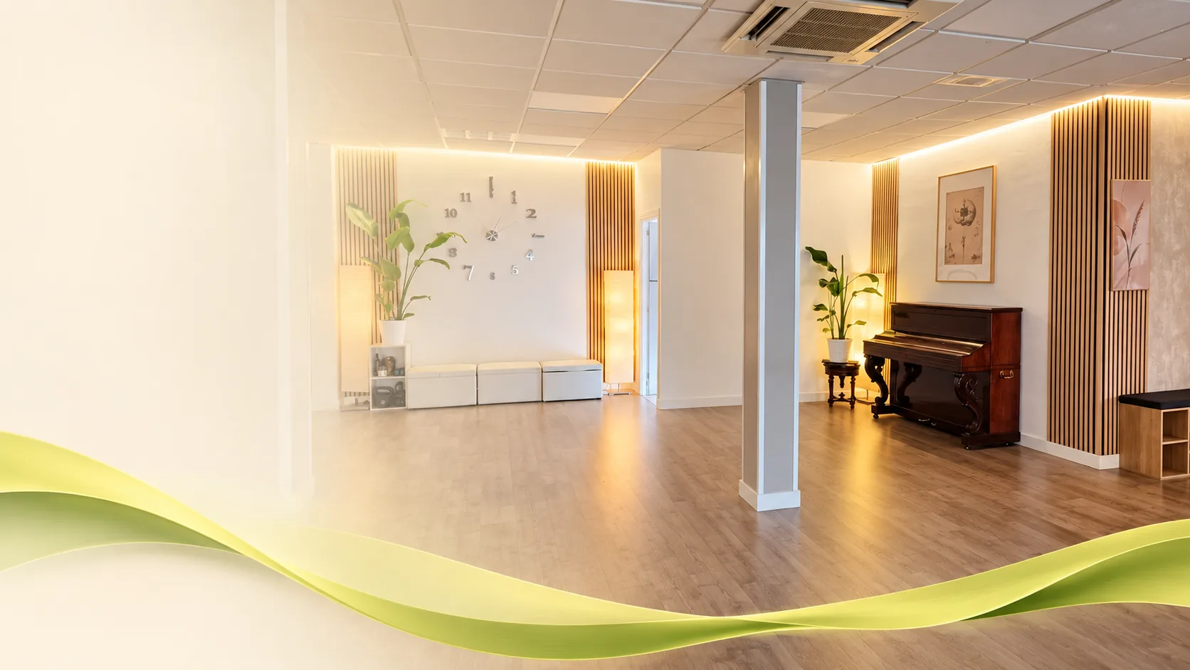 Sala de Estudios Core con luz cálida, plantas y el piano
